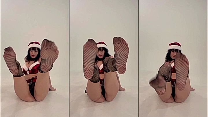 essaere merry christmas feet tease
