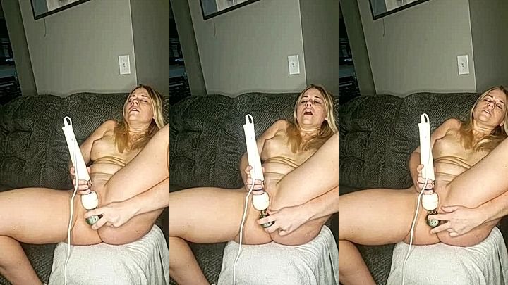 Bubblgummbabe playing with her hitachi vibrator and asshole