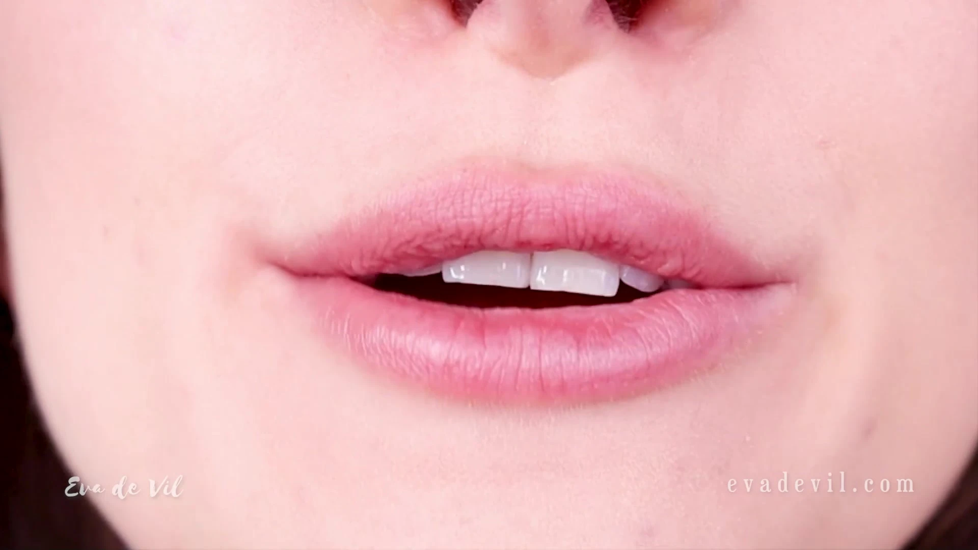 Eva de Vil teasing her naked teeth and tongue
