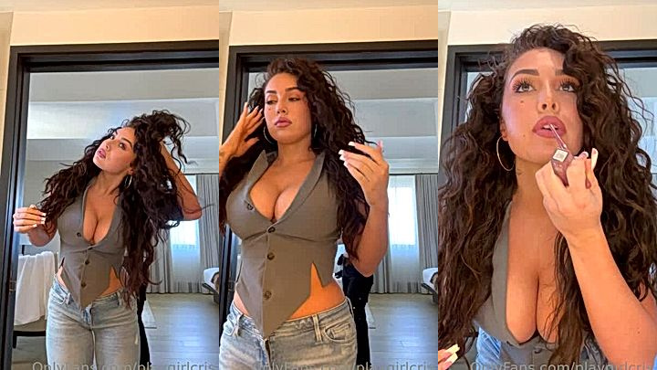 hot girl Playgirlcris showing off her big tits in the mirror