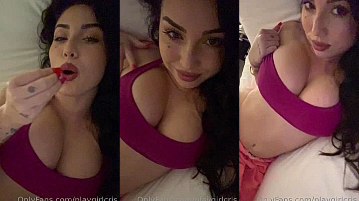 Playgirlcris showing off her deep cleavage in bed