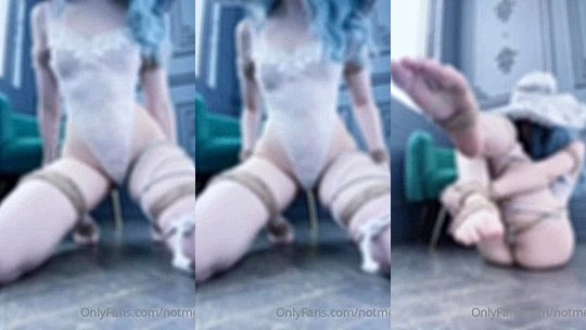 Notmeggii teasing her big booty and naked feet