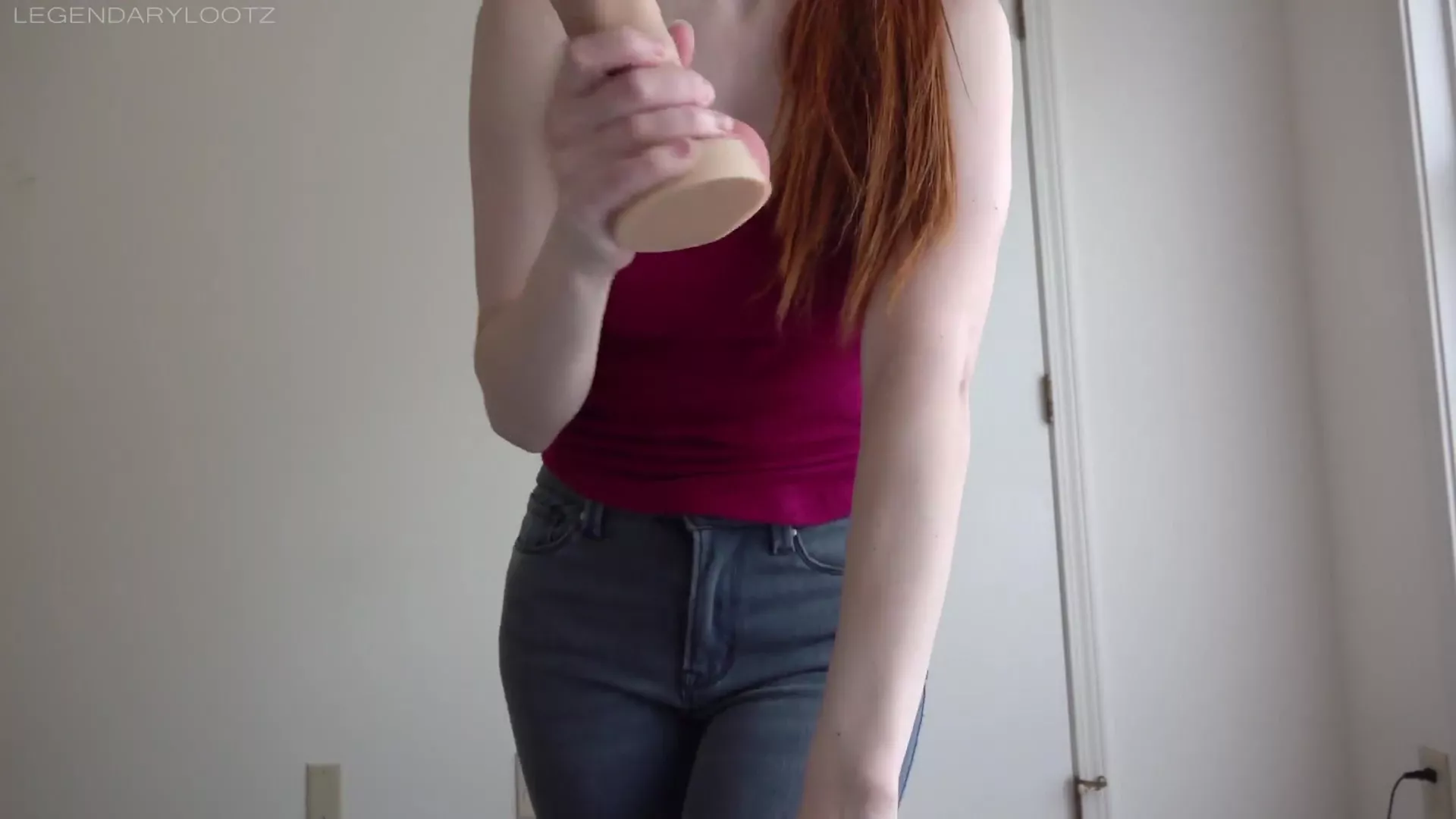 Legendarylootz playing with a dildo in her jeans