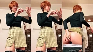AliceOnCam flashing her naked ass in her pants