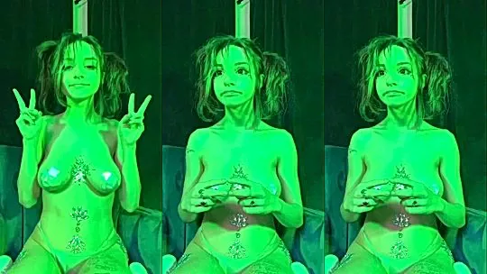 Lilmochidoll is having a gtreat time revealing her sexy tits