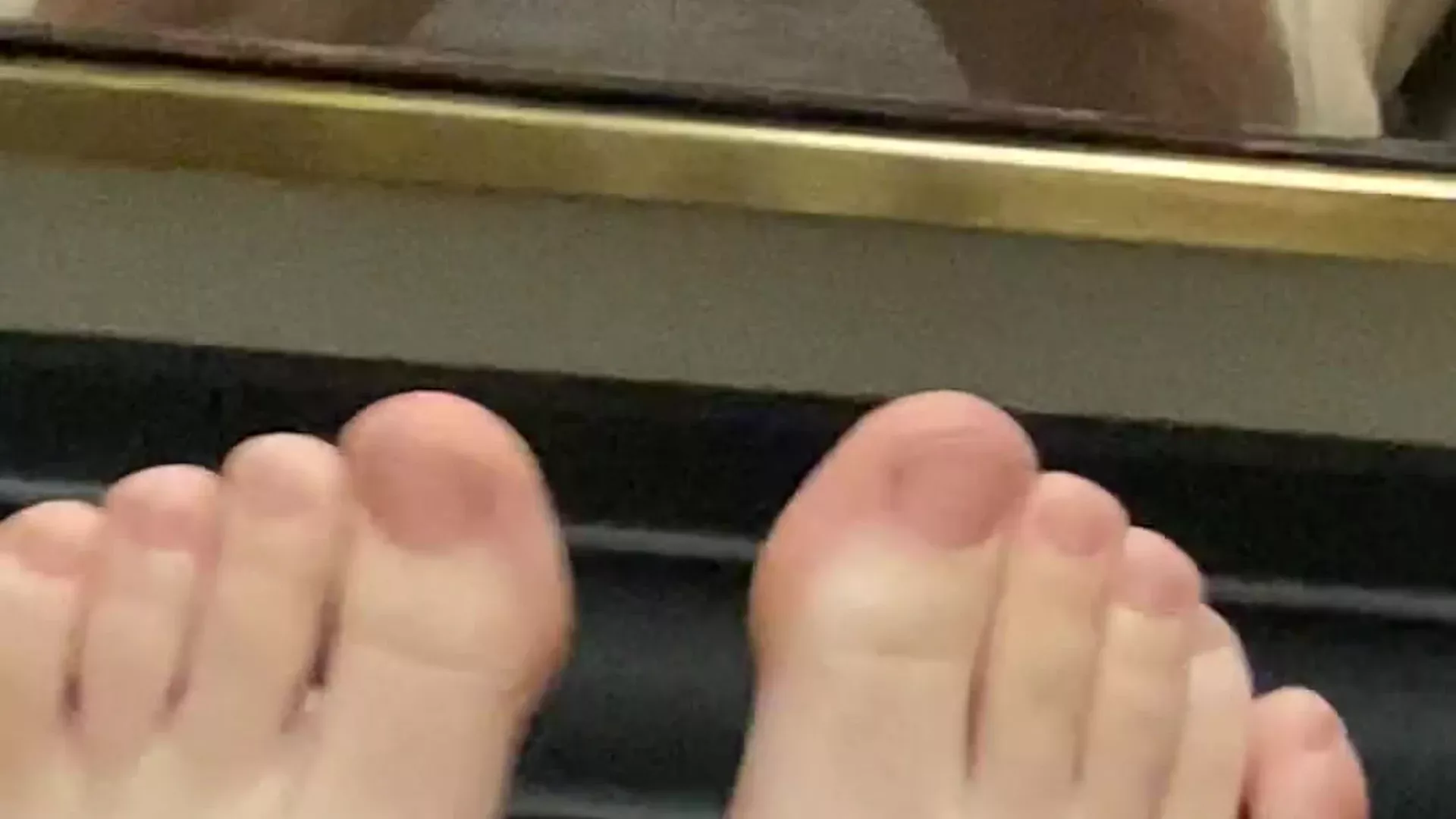 Lilmochidoll loves to tease her fans with her feet